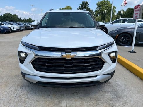 Used 2024 Chevrolet TrailBlazer LT FWD image 2