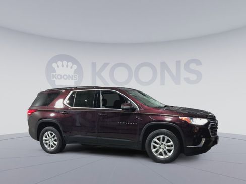 Used 2021 Chevrolet Traverse LT image 2