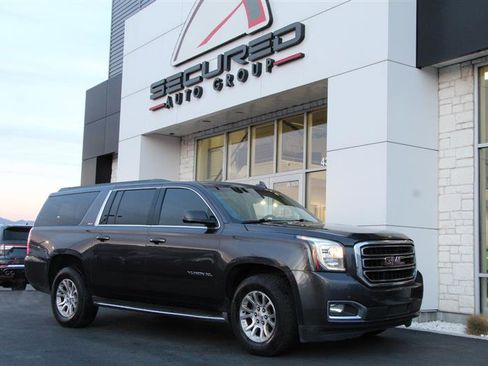 Used 2017 GMC Yukon XL SLT image 2