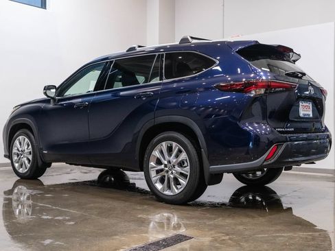 Certified 2026 Toyota Highlander Limited AWD/4WD image 7