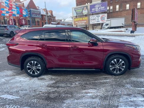 Used 2020 Toyota Highlander XLE image 4