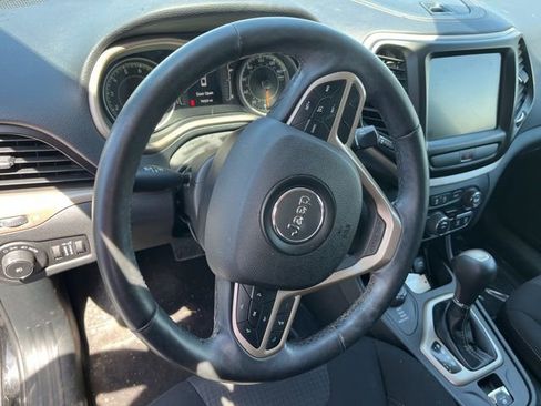 Used 2017 Jeep Cherokee Latitude w/ Cold Weather Group AWD/4WD image 9