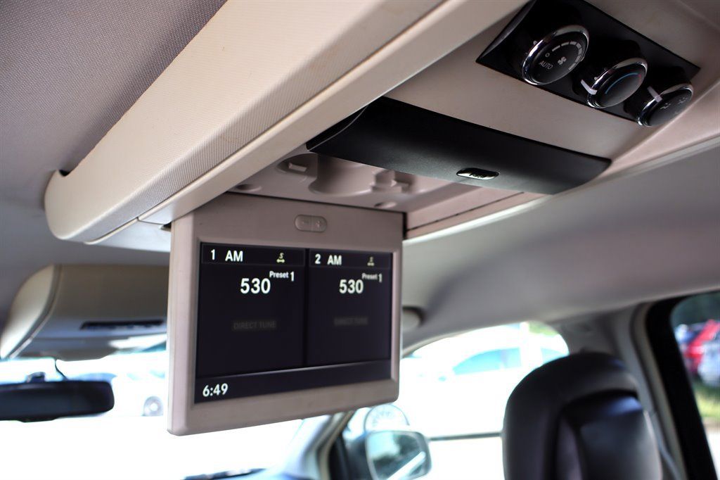 Used 2016 Chrysler Town & Country Touring FWD image 26