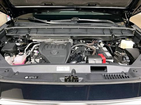 Used 2025 Toyota Highlander LE FWD image 28