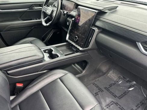 Used 2024 GMC Acadia Elevation image 19