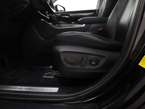 Used 2020 Toyota Highlander Limited image 22