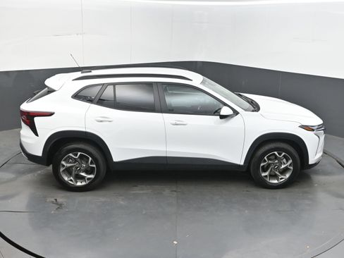 Used 2025 Chevrolet Trax LT w/ LT Convenience Package FWD image 35