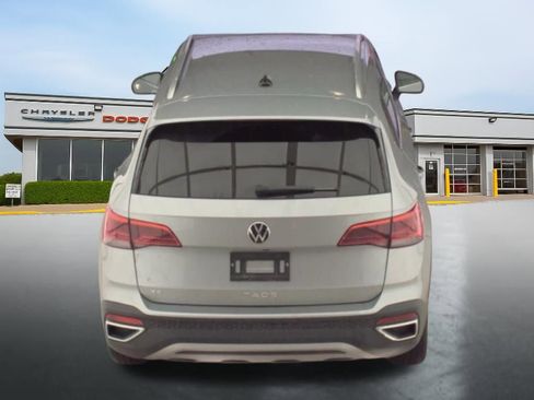 Used 2024 Volkswagen Taos SE image 3