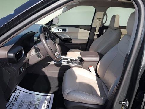 Used 2023 Ford Explorer Platinum w/ Premium Technology Package image 11