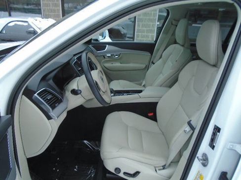 Used 2023 Volvo XC90 B5 Core w/ Protection Package Premier image 10