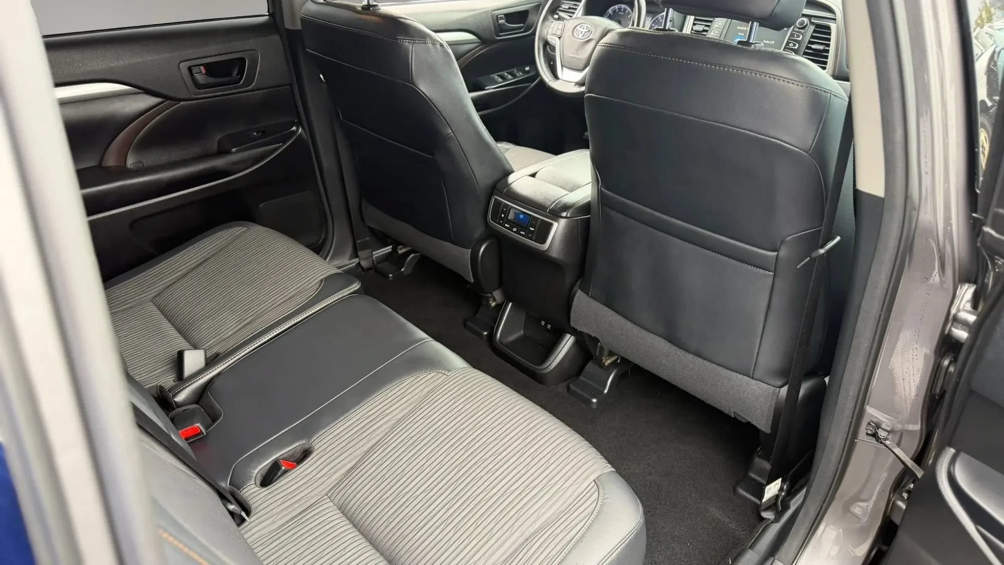 Used 2017 Toyota Highlander Plus AWD/4WD image 22