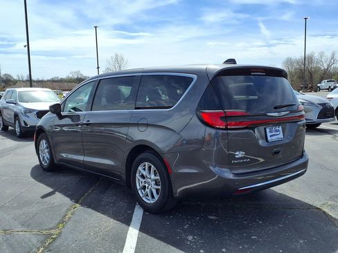 Used 2023 Chrysler Pacifica Touring-L image 5