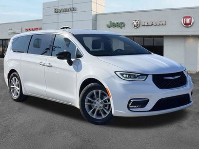New 2026 Chrysler Pacifica Select