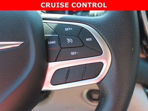 Used 2019 Chrysler Pacifica Touring Plus w/ Tire & Wheel Group FWD image 17
