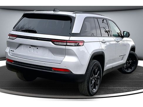 Used 2024 Jeep Grand Cherokee Altitude image 14