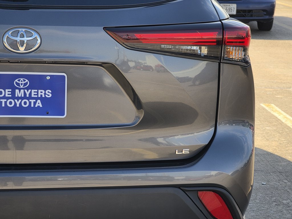 Used 2025 Toyota Highlander LE FWD image 9