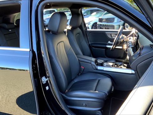 Used 2023 Mercedes-Benz GLB 250 4MATIC image 9