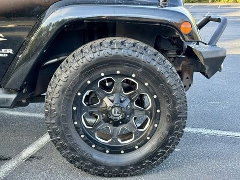 Used 2014 Jeep Wrangler Unlimited Sahara image 32