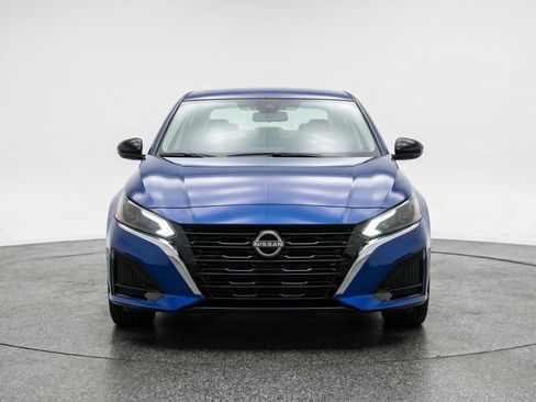 Used 2025 Nissan Altima 2.5 SV FWD image 2
