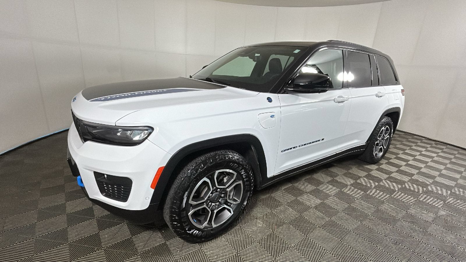 Used 2023 Jeep Grand Cherokee Trailhawk w/ Advanced Protech Group II AWD/4WD image 8