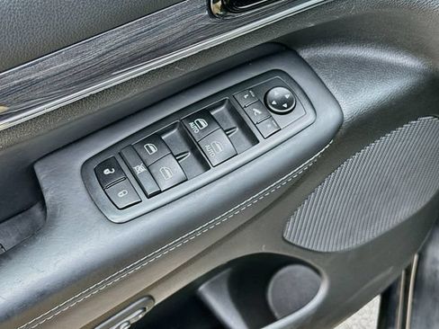 Used 2020 Jeep Grand Cherokee Overland AWD/4WD image 19