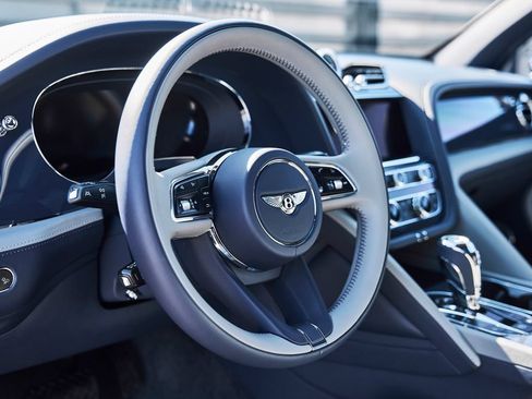 Used 2025 Bentley Bentayga Extended Wheelbase AWD/4WD image 36