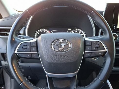 Certified 2023 Toyota Highlander XLE image 25