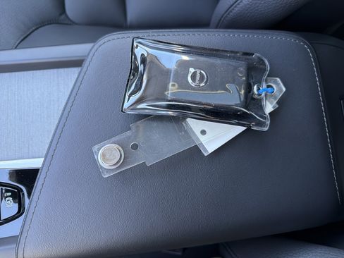 Certified 2025 Volvo XC60 B5 Plus image 38