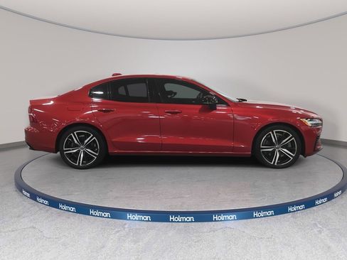 Used 2022 Volvo S60 T8 R-Design image 5