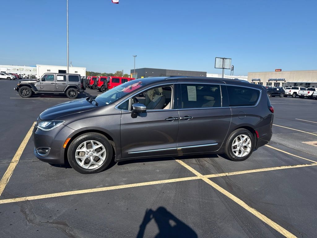 Used 2020 Chrysler Pacifica Limited w/ Advanced Safetytec Group FWD image 3