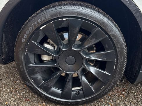 Used 2021 Tesla Model Y Long Range image 14