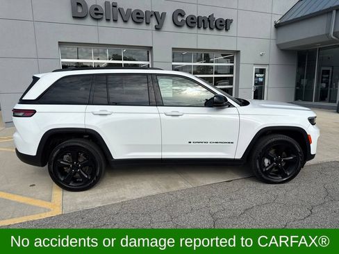 Used 2023 Jeep Grand Cherokee Limited w/ Black Appearance Package AWD/4WD image 4