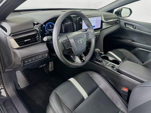 Used 2025 Toyota Camry SE image 9