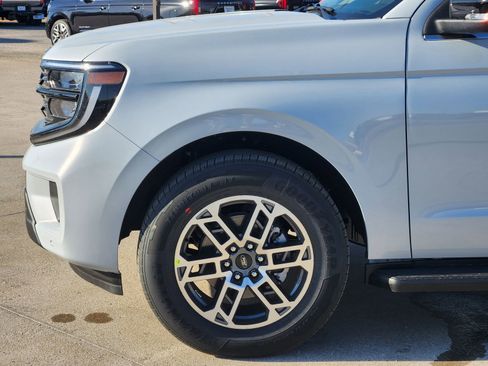 New 2026 Ford Expedition Active image 9