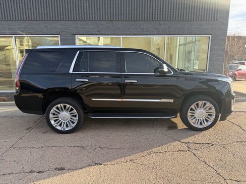 Used 2017 Cadillac Escalade Luxury AWD/4WD image 4