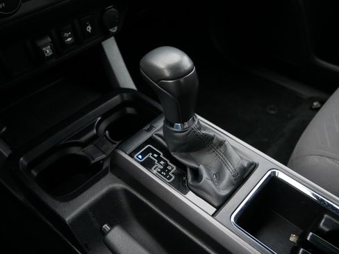 Used 2019 Toyota Tacoma TRD Sport image 4