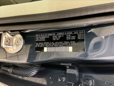 Certified 2024 Volvo XC60 B5 Ultimate w/ Climate Package image 33