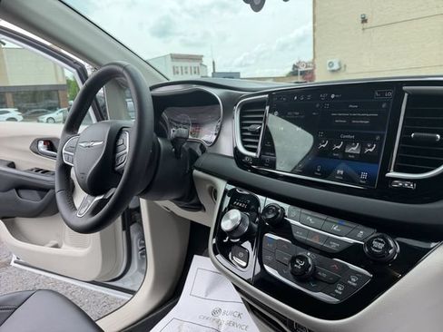 Used 2024 Chrysler Pacifica Touring-L FWD image 23