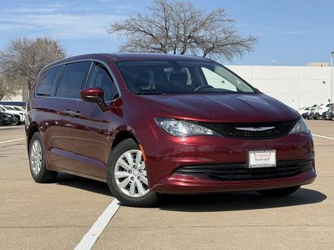 Used 2020 Chrysler Voyager L image 2