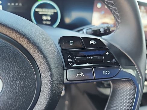 Certified 2025 Hyundai Elantra SEL image 17