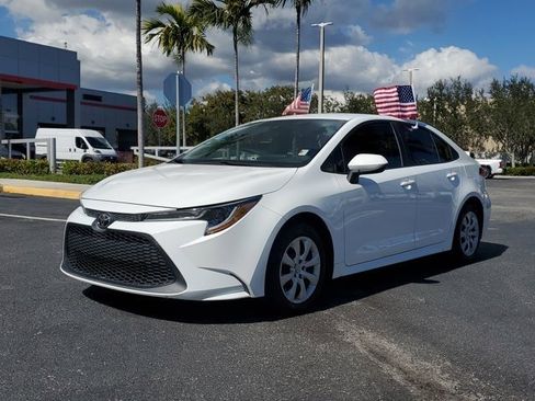 Used 2020 Toyota Corolla LE image 2
