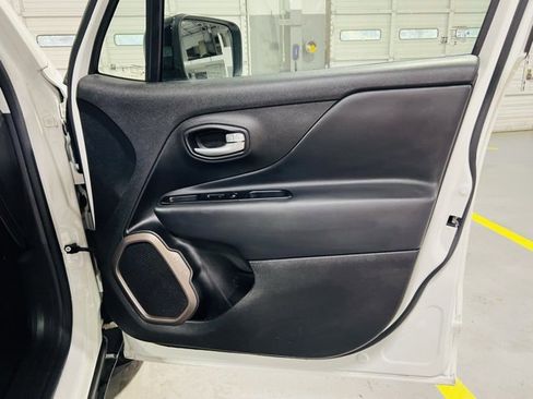 Used 2023 Jeep Renegade Latitude image 34