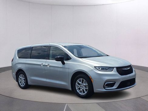 Used 2024 Chrysler Pacifica Touring-L FWD image 3