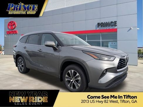 New 2026 Toyota Highlander XLE image 1