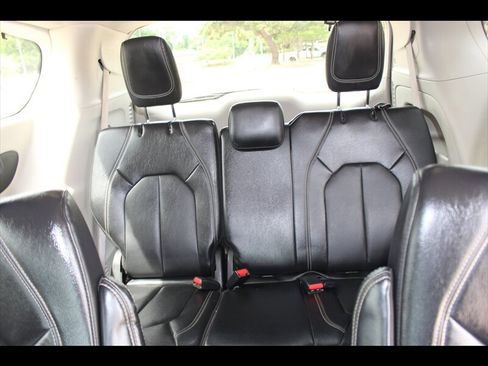Used 2022 Chrysler Pacifica Touring-L FWD image 17