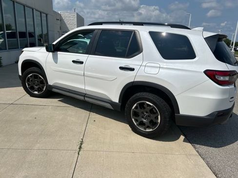 Used 2024 Honda Pilot TrailSport image 5