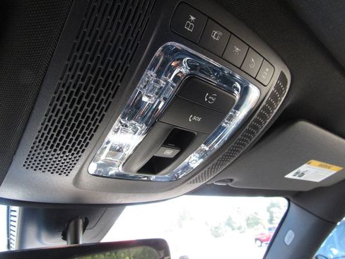 Used 2023 Mercedes-Benz GLB 250 4MATIC image 25