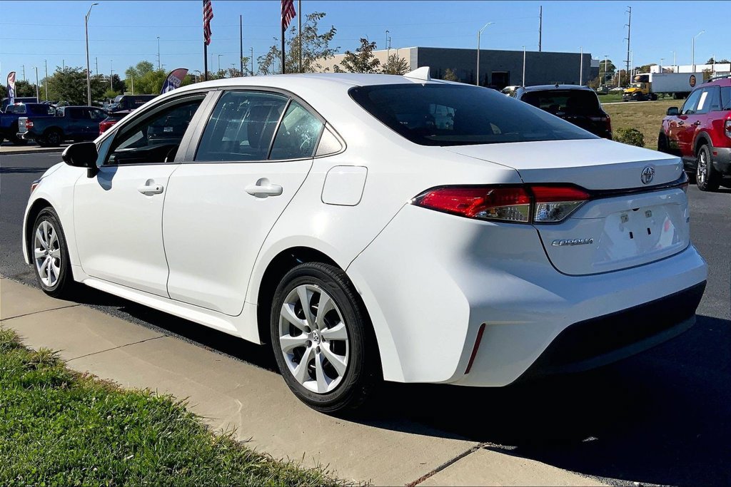 Used 2025 Toyota Corolla LE FWD image 2
