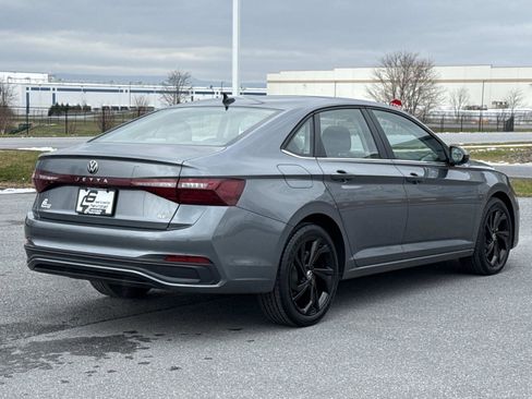 Used 2025 Volkswagen Jetta SE w/ Sunroof Package image 24