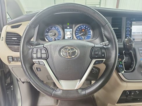 Used 2020 Toyota Sienna XLE Premium FWD image 24